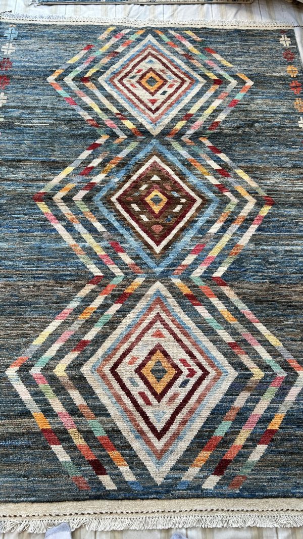 Hand-Knotted Wool Rug – Geometric Diamond Design (5.9 × 8.6 ft)